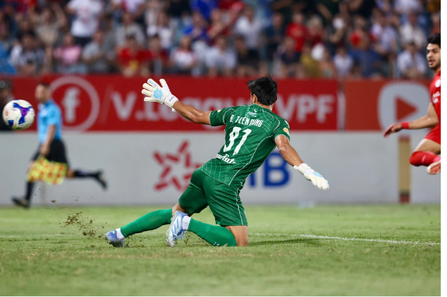 Do sa sút phong độ, Bùi Tiến Dũng chưa một lần được triệu tập lên đội tuyển quốc gia trong thời gian qua. 33333.png