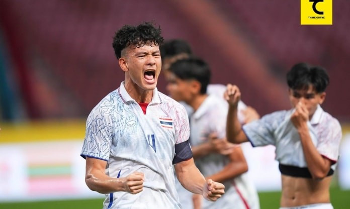 Trung vệ Wichan Inaram bị chấn thương sau pha va chạm ở trận đấu với U23 Trung Quốc. img-ddb228f3.jpg