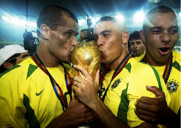 Năm 2002, trong trận chung kết World Cup 2002, Ronaldo lập cú đúp vào lưới tuyển Đức, giúp Brazil thắng trận 2-0, lần thứ 5 giành Cúp vàng thế giới. "Rô béo" cũng giành danh hiệu "Vua phá lưới" với 8 pha lập công. 9.png