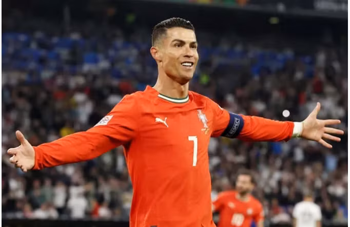 Đến thời điểm này, CR7 đã có 143 bàn thắng sau 226 lần khoác áo đội bóng áo bã trầu và đang hướng tới mục tiêu đoạt cúp vô địch thế giới lần đầu tiên trong sự nghiệp. 00999888777.png