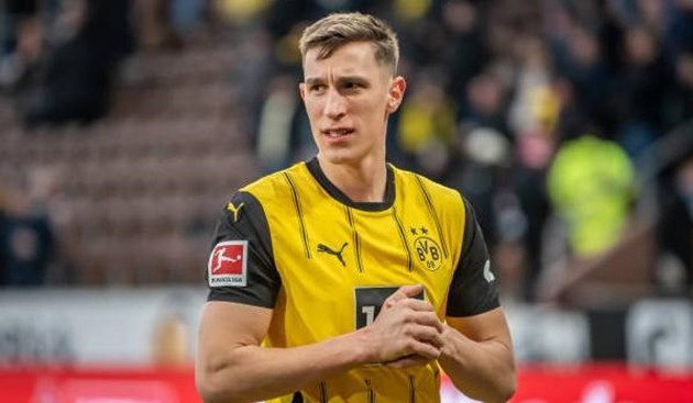 Theo báo chí Tây Ban Nha, cả Real Madrid và Barcelona đều đang rất quyết tâm có được sự phục vụ của Nico Schlotterbeck, trung vệ trụ cột của Borussia Dortmund. 275678687rwet.jpg