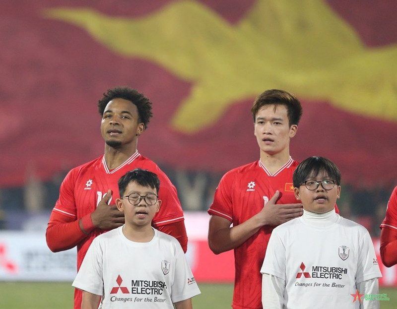 Chưa rõ Xuân Son có được ra sân trận gặp Lào hay không, nhưng HLV Kim Sang Sik sẽ cùng đội ngũ bác sĩ sẽ trực tiếp đánh giá thể trạng của Son trong quá trình rèn quân trong ít ngày tới. son-2.jpg