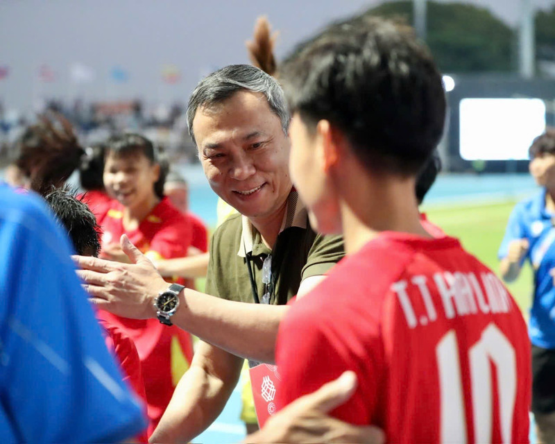 Ông Trần Quốc Tuấn cũng đồng thời thưởng đội tuyển nữ Việt Nam 700 triệu đồng. Ảnh: VFF img-0179.jpg