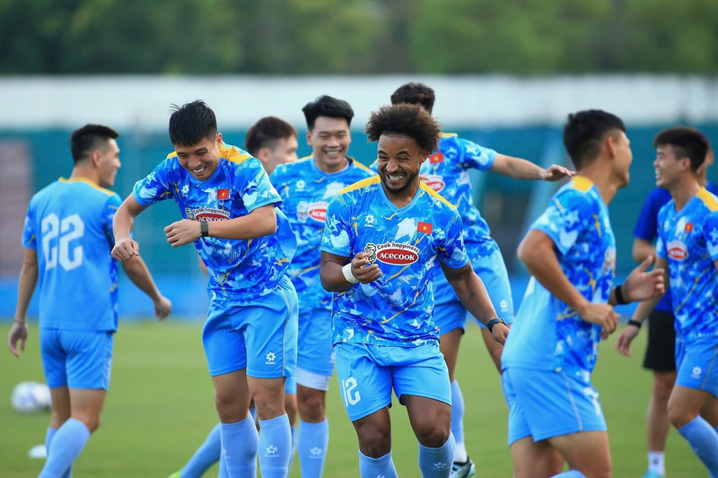 Nhóm cầu thủ vừa thi đấu vòng 11 V-League đã trở lại tập sân; các ca đau nhẹ như Đặng Văn Lâm và Hai Long không nghiêm trọng và đã trở lại tập luyện ngày 13/11. 581946293-17872185441452504-8074833760341981488-n.jpg