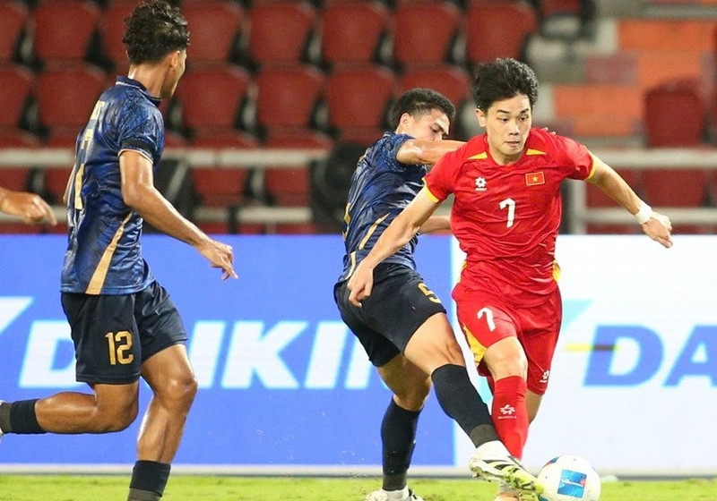 Đình Bắc rút ngắn tỷ số xuống còn 1-2 cho U22 Việt Nam sau khi thực hiện thành công quả phạt đền 11m ở phút thứ 48, ít phút sau khi hiệp hai bắt đầu. u22-viet-nam-vs-u22-tha-lan-6-3448.jpg