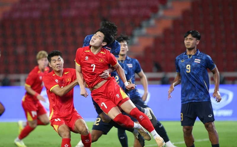 Ngay những phút đầu trận chung kết SEA Games, U22 Thái Lan nhập cuộc chủ động. Ratree Seksan là người có được pha kết thúc đầu tiên nhưng bóng đi vọt xa ngang U22 Việt Nam. u22-viet-nam-vs-u22-tha-lan-3-3119.jpg