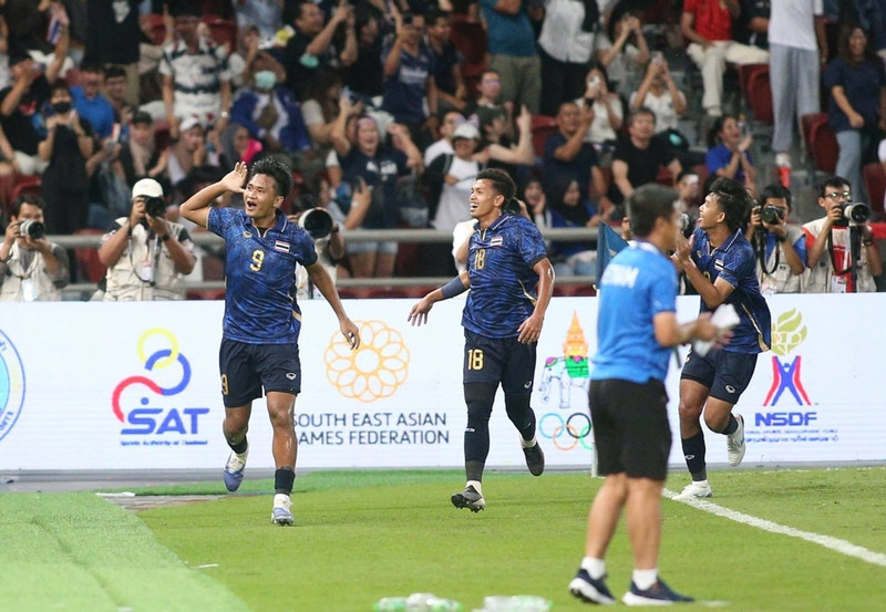 Tới phút thứ 21, Burapha Yotsako sút phạt đẹp mắt mở tỷ số cho U22 Thái Lan sau pha phạm lỗi của Quốc Cường. u22-viet-nam-vs-u22-tha-lan-3-3185-3190.jpg