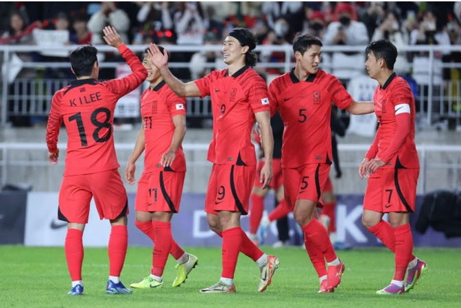 Thành tích cao nhất của bóng đá châu Á ở World Cup là lọt vào bán kết (hạng 4) World Cup 2002 của đội tuyển Hàn Quốc. 777766666555.png