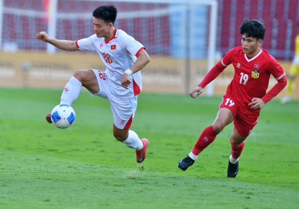 Lượt trận mở màn SEA Games 33, U22 Việt Nam so tài với U22 Lào. Trước đối thủ bị đánh giá thấp hơn, Đình Bắc và các đồng đội ào lên tấn công ngay sau tiếng còi khai cuộc của trọng tài chính điều khiển trận đấu. 0000000000009999999999.png