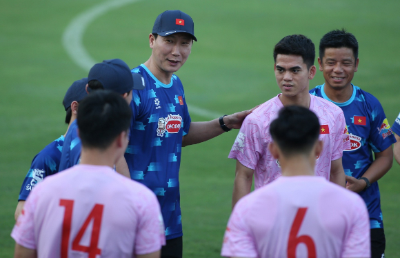 Từ khi nắm quyền các đội tuyển Việt Nam vào tháng 5/2024, HLV Kim Sang-sik đạt tỷ lệ vào chung kết 100% ở các giải đấu chính thức cấp khu vực. 88888888888888.png