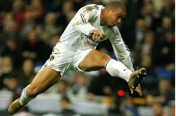 Cuối năm 2002, Ronaldo gia nhập Real Madrid với mức giá 46 triệu euro. Cũng trong năm này, Ronaldo lần thứ 2 giành Quả bóng vàng và Cầu thủ hay nhất FIFA. 10.png