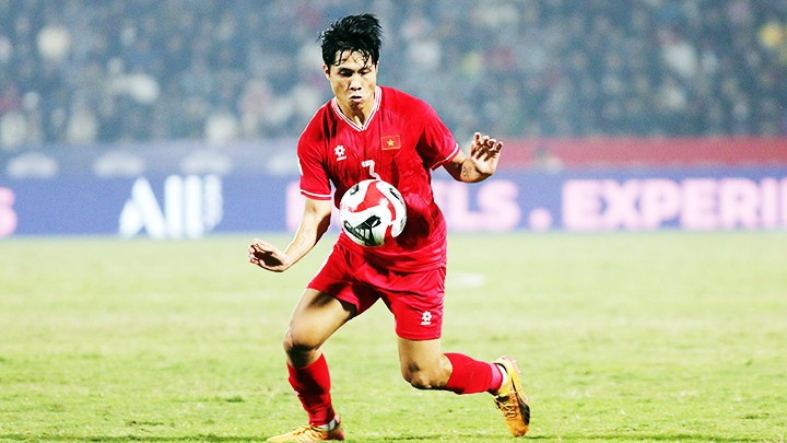 Cùng với Nguyễn Xuân Son, các hậu vệ Nguyễn Văn Vĩ và Đặng Văn Tới của CLB Thép Xanh Nam Định cũng được triệu tập. image-1.jpg