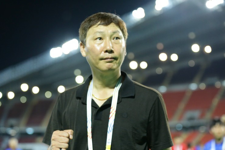 Bên cạnh những nhận xét về đội tuyển Thái Lan, Siam Sport nể tài điều binh của HLV Kim Sang Sik, cho rằng việc thay Khuất Văn Khang bằng Thanh Nhàn là quyết định mạo hiểm nhưng mang tính bước ngoặt. 18-495-1766076979-502-width740height495.jpg