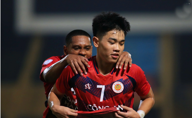 Trong màu áo đội bóng Thủ đô, Đình Bắc thường xuyên được thi đấu ở V-League, Cúp Quốc gia, Siêu Cúp Quốc gia, Cúp C1 Đông Nam Á và Cúp C2 châu Á và có màn thể hiện ấn tượng. 999999999999999999999999999999.png