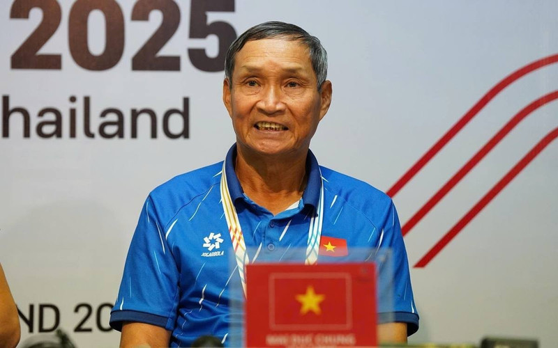 "Huấn luyện viên bóng đá lớn tuổi nhất trong lịch sử. Đơn giản là huyền thoại!", trang này viết thêm. image.jpg