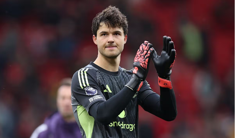 Gia nhập Man United chưa đầy một mùa giải, Senne Lammens đã tạo dấu ấn mạnh mẽ khi được Sports Illustrated xếp vào top 10 thủ môn xuất sắc nhất thế giới. 0000000000000000000.png