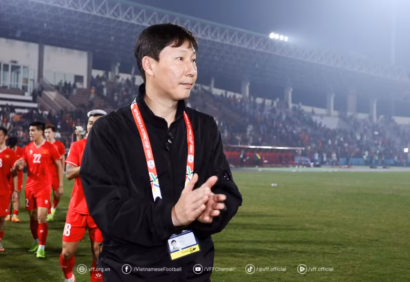 16 trận liên tiếp không thua - HLV Kim Sang-sik đang biến đội tuyển Việt Nam thành một “khối bê tông” đúng nghĩa, lì lợm và cực kỳ khó bị đánh bại. z6191409511948-bebc22cd69c79d3f5e9104f8965ee06b-1.jpg