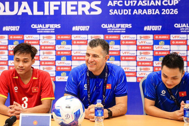HLV Roland đã dẫn dắt U17 Việt Nam giành vé tham dự VCK U17 châu Á 2 năm liên tiếp. img-2024-e1764547668857.jpg