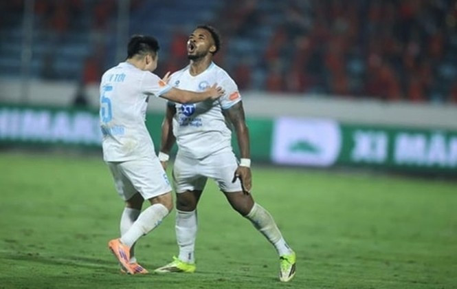 Cuối cùng, Xuân Son đã giải cơn khát bàn thắng bằng pha lập công quan trọng giúp Nam Định ngược dòng giành chiến thắng 3-2 trước Ninh Bình FC. img-7e2e34c7-4593.jpg