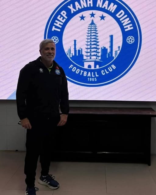 Để chuẩn bị cho trận tiếp đón Gamba Osaka ở AFC Champions League Two 2025/26 trên sân Thiên Trường tối 5/11, Nam Định đăng ký chức danh huấn luyện viên trưởng cho trợ lý người Brazil - Andre Lima. 574261194-1508559377131735-1008666033263378261-n.jpg