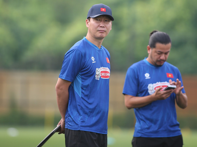 Kết quả ngày hôm nay cũng có được nhờ các các động viên Việt Nam tới sân cổ vũ nhiệt tình cho chúng tôi”, HLV Kim Sang Sik nói. kim-sang-sik-2-92102.jpg