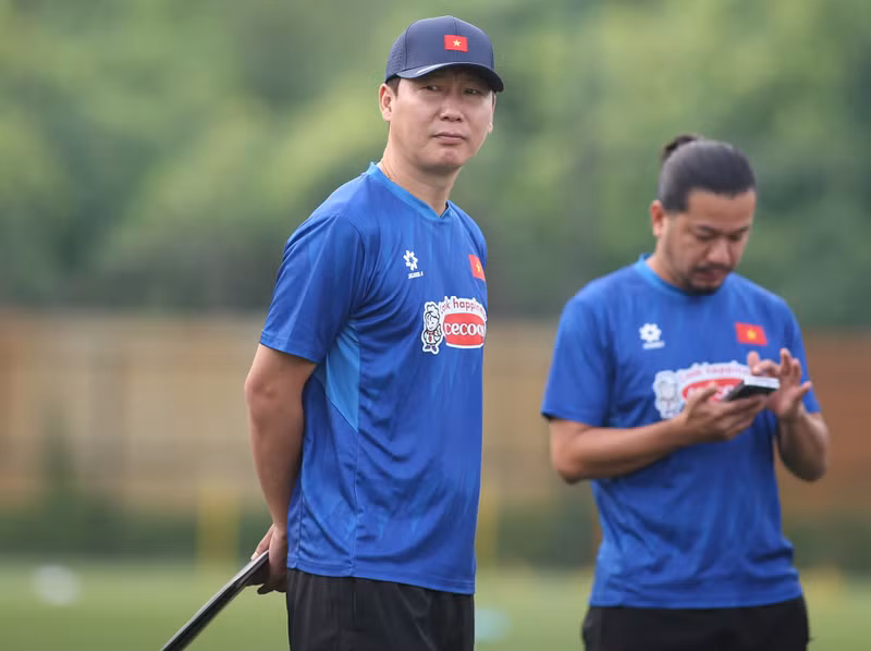 Nhắc lại dấu mốc năm 2018 dưới thời HLV Park Hang Seo, ông Kim cho rằng U23 Việt Nam khi đó đã có kết quả tốt, dù vẫn còn nhiều tiếc nuối khi chưa thể giành chức vô địch.Tuy nhiên, theo nhà cầm quân người Hàn Quốc, ở thời điểm hiện tại, lực lượng cầu thủ cùng nhiều yếu tố khác đã thay đổi rất nhiều. kim-sang-sik-2-92102.jpg