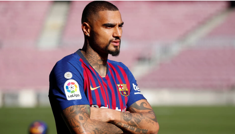 Theo cựu tiền vệ của CLB Barca Boateng, Messi sở hữu tài năng đặc biệt mà không cầu thủ trẻ nào có thể vươn tới, trong khi C.Ronaldo là 1 hình mẫu của ý chí, kỷ luật và sự khổ luyện. 00000000000000000000.png