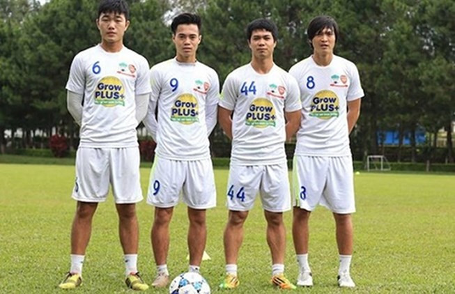 Xuân Trường từng cùng Tuấn Anh, Công Phượng, Xuân Trường và Đông Triều sang Trung tâm huấn luyện Arsenal tại Luân Đôn để tập luyện, thi đấu cọ xát cùng với các cầu thủ U17 Arsenal. cong-phuong-xuan-truong-tang-tuan-anh-mon-qua-dac-biet1541731932.jpg