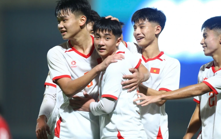 Em tập trung muộn 20 ngày nên chiến thuật cũng chưa nắm rõ lắm. HLV Roland khuyên em di chuyển nhiều hơn, tự tin hơn. Những trận sắp tới em sẽ thi đấu với 100% sức lực để cống hiến cho U17 Việt Nam. 099876665.png