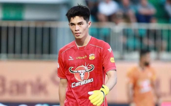 Được biết, trước mắt Trung Kiên muốn cống hiến cho Hoàng Anh Gia Lai và bóng đá Việt Nam và sẽ chỉ bàn tới việc xuất ngoại trong ít năm tới. image.jpg