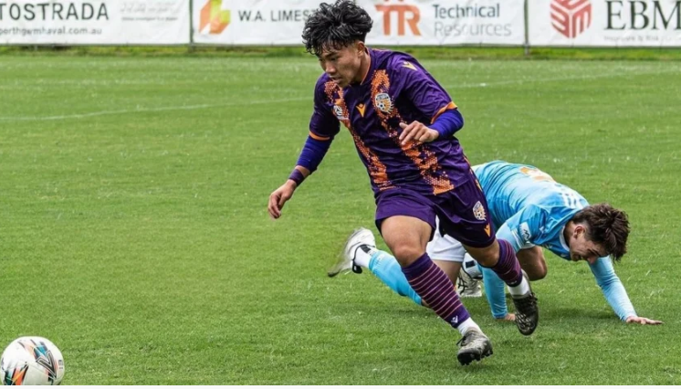 Tài năng sinh năm 2006 thi đấu sở trường ở hành lang cánh và ra mắt đội một Perth Glory từ mùa trước. 0000000000000000000000000.png