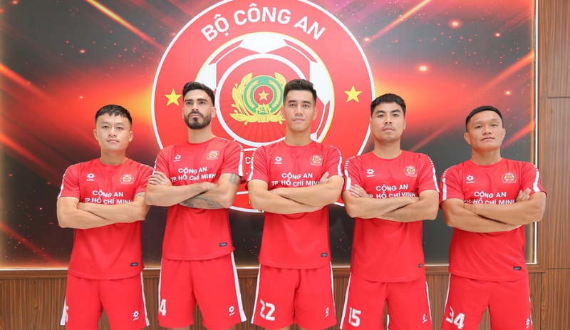 Thậm chí có thông tin tiết lộ, trong ngày hôm nay Khoa Ngô sẽ về Việt Nam và trong ít ngày tới để ký hợp đồng với CLB Công An TP Hồ Chí Minh. 000000000000000000000.png