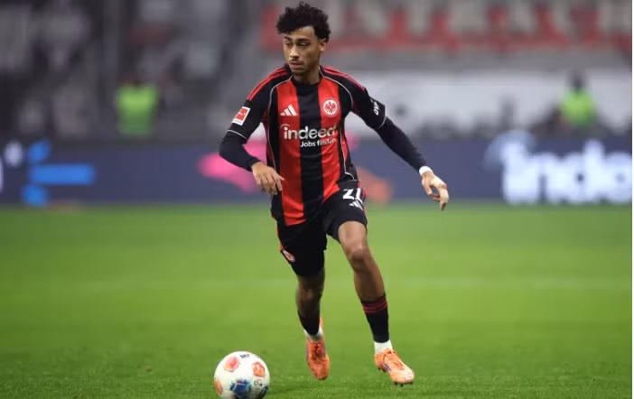 Brown, 22 tuổi, là tuyển thủ Đức và đang có mùa giải bùng nổ tại Bundesliga. 00000999999999999.png