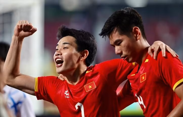 Muốn vô địch phải ghi được ít nhất 1 bàn thắng và em đã làm được. Vì em mặc trên người quốc kỳ Việt Nam nên em sẽ chiến đấu hết mình, em chạy nhiều và bung hết sức để hỗ trợ cho các đồng đội. z73414000047421e87e92ce948f52beb79cac611fda161-17660767835371695666078.jpg