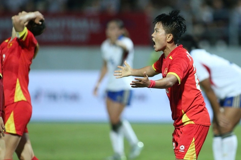 Ở trận chung kết bóng đá nữ SEA Games 33, đội tuyển nữ Việt Nam đã bị tước mất một bàn thắng hợp lệ của Bích Thùy vì sai sót của trọng tài biên, qua đó bỏ lỡ cơ hội đoạt tấm Huy chương vàng. z7337357330650-2121c9df01b500100edeb7e9ee24c8cf.jpg