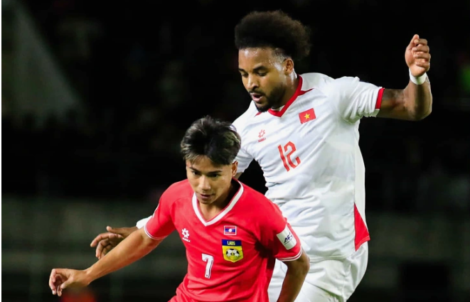 Hậu vệ Phoutthavong nói về Xuân Son:“Xuân Son không phải cầu thủ châu Á hoàn toàn, thể hình của anh ấy thực sự quá tốt, quá khác biệt với cầu thủ châu Á. Chúng tôi cố gắng hết sức để ngăn cản anh ấy, nhưng thật là khó”. 0998777.png