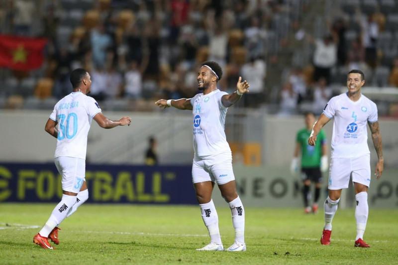 Vòng 8 V-League, Nam Định sẽ tiếp đón SHB Đà Nẵng trên sân nhà. Cả hai đang rất khát điểm nên được dự báo sẽ cống hiến cho người hâm mộ một trận cầu mãn nhãn. 18-thep-xanh-nam-dinh2.jpg