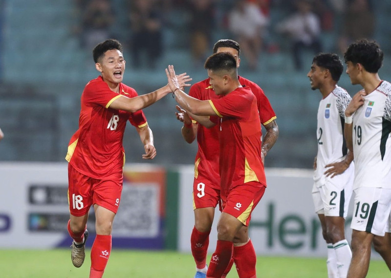 Tờ báo của Malaysia nhận định, đội bóng của HLV Kim Sang-sik đã chứng tỏ được sức mạnh vượt trội khi thi đấu áp đảo và dễ dàng “kết liễu” đối thủ ngay trong hiệp một. z7661073454567-8874c2b47a92ea8cedcebb9c8b88e263-1536x1024.jpg