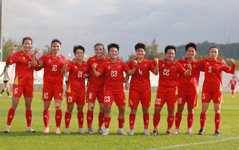 Trần Thị Duyên tạt bóng từ cánh phải và Bích Thùy không bị ai kèm, thoải mái bật lên đánh đầu tung lưới Indonesia, nâng tỷ số 4-0 cho Việt Nam ở phút thứ 80. 597470143-4798245903735149-8205037037163081770-n-2019.jpg