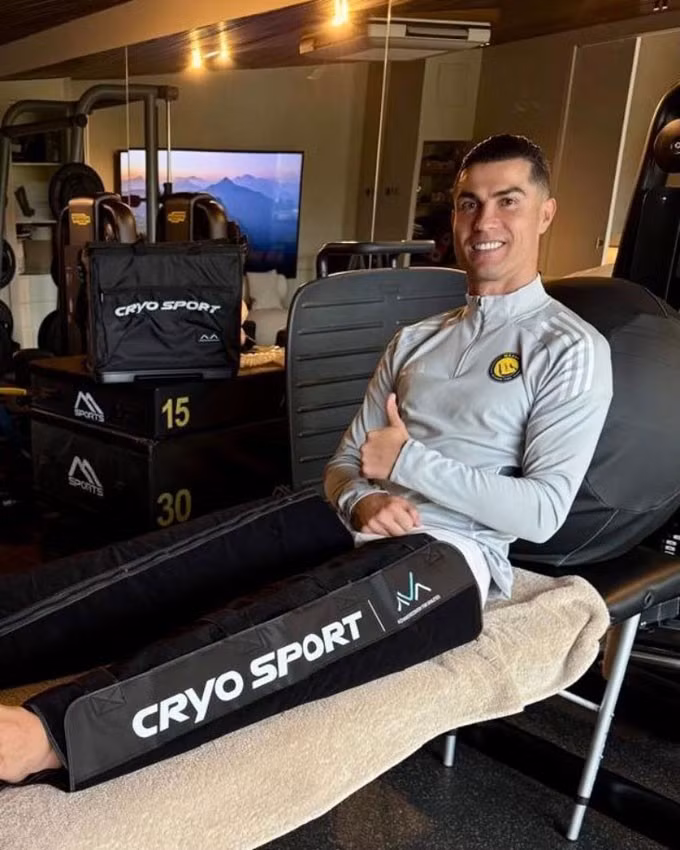 Điều khiến các fan chú ý là tiền đạo người Bồ Đào Nha đang áp dụng phương pháp pressotherapy (liệu pháp áp lực). thuong-3.jpg