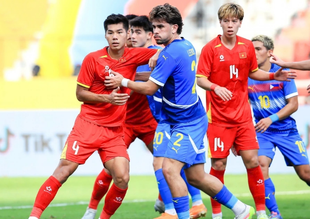 Phút thứ 34, U22 Philippines ném biên rất mạnh vào vòng cấm địa U22 Việt Nam, nhưng Lý Đức đã đánh đầu giải nguy thành công. 0000000000000000000.png