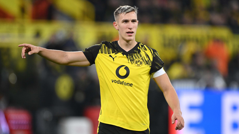 Ngược lại, Borussia Dortmund sẽ thu về một số tiền khổng lồ nếu để Nico Schlotterbeck gia nhập một trong những ông lớn của bóng đá châu Âu. fussballer-nico-schlotterbeck-100-3840x2160.jpg