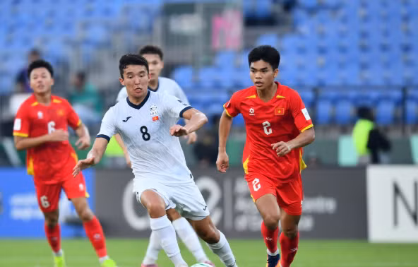 Ở bài viết này, OSEN đã nhận xét 2 pha lập công trong chiến thắng của U23 Việt Nam trước Kyrgyzstan"... Yếu tố quyết định chiến thắng của U23 Việt Nam tiếp tục nằm ở các tình huống cố định. screenshot-2026-01-09-232945-176797761028522253674.png