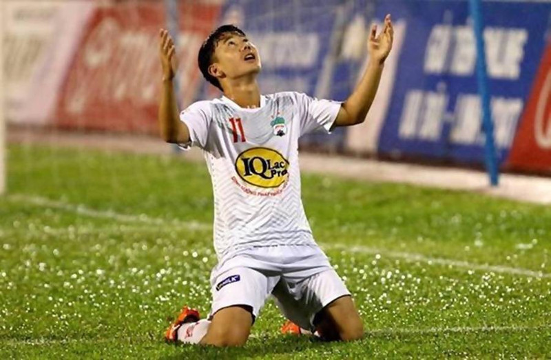 Minh Vương gia nhập Học viện Hoàng Anh Gia Lai – Arsenal JMG của bầu Đức từ nhỏ và gắn bó lâu dài với đội bóng phố Núi, cùng thế hệ với Công Phượng, Văn Toàn. minh-vuong-4.jpg