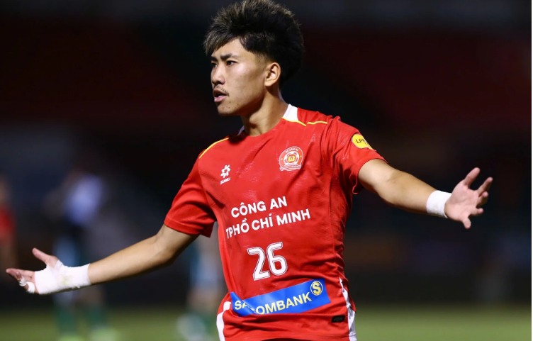 Với phong độ thăng hoa, cầu thủ Việt kiều này không chỉ ghi dấu ấn ở đấu trường V-League mà còn nhận được sự quan tâm lớn của truyền thông khu vực. 0000000000000000-5105.png