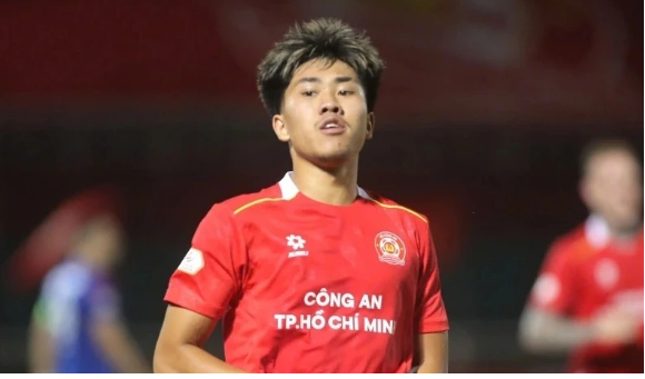 Sau 5 trận, Khoa Ngô ghi tới 4 bàn dù sở hữu chiều cao khiêm tốn 1m65 và còn khá trẻ khi mới sinh năm 2006. 000000000000000.png