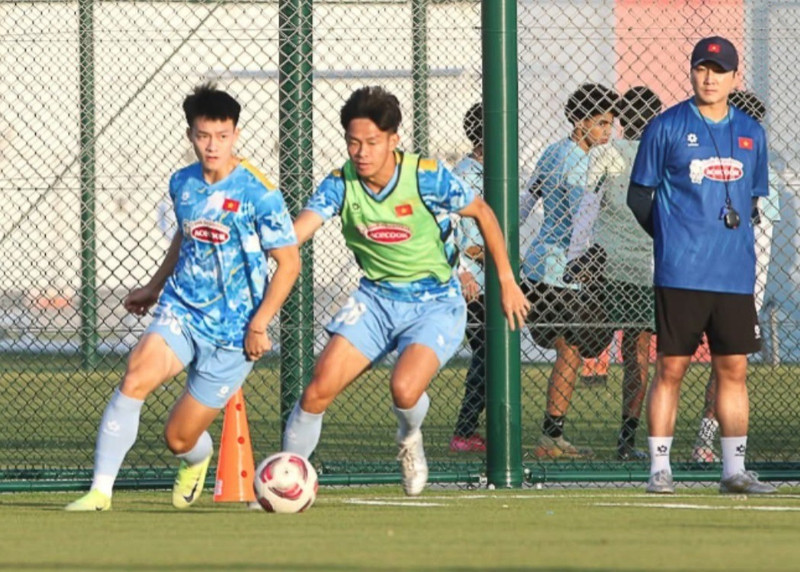 Hiểu Minh cũng tiết lộ: “Thầy Kim dặn chúng tôi rằng, đã vượt qua những thử thách tại Đông Nam Á nhưng hiện tại, đối thủ đã ở đẳng cấp châu lục. Chúng tôi cần phải nỗ lực nhiều hơn, tập luyện thật chăm chỉ”. image.jpg