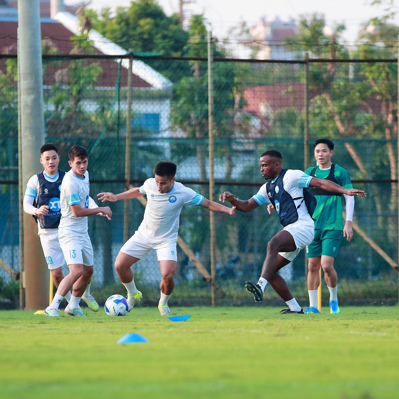Trong buổi tập mới đây của Thép xanh Nam Định, 1 số CĐV đã phát hiện ra một ngoại binh mới toanh trong màu áo đội bóng này. thep-xanh-nam-dinh-01-2019.jpg
