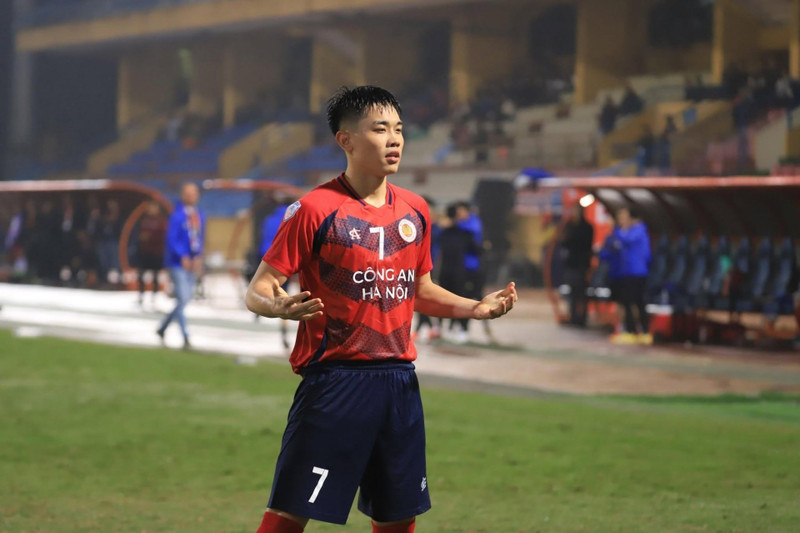 Lúc này, đội bóng của Đình Bắc đang xếp thứ hai trên bảng xếp hạng V-League với 26 điểm, chỉ kém một điểm so với đội đầu bảng Ninh Bình FC và đang thi đấu ít hơn đối thủ một trận. 2-20250207102120.jpg