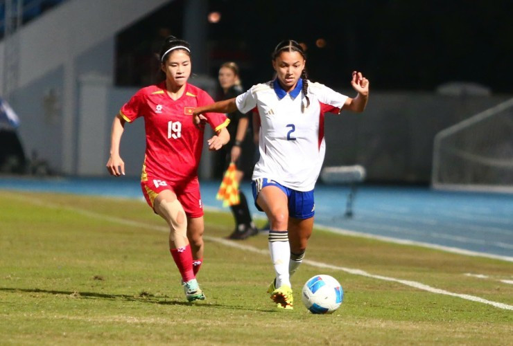 Tới phút thứ 14, các hậu vệ tuyển Việt Nam để Alexa Marie thoát bóng nhận bóng và dứt điểm trong vòng cấm, rất may cú dứt điểm lại đưa bóng đi quá thiếu chính xác. z7305773257532-cb9d8f170f69d4da52de4e02f45b903f-1-1765194965-494-width740height495-4827.jpg